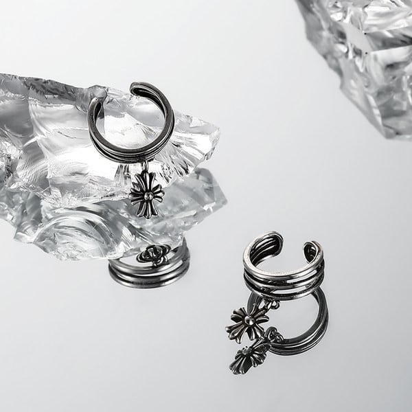 Μοντέρνα ανδρικά σκουλαρίκια με κρεμαστό σταυρό