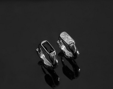 Novi model muških naušnica sa ukrasnim kamenčićima