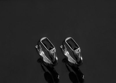 Novi model muških naušnica sa ukrasnim kamenčićima