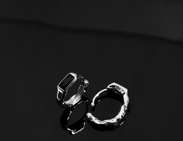 Novi model muških naušnica sa ukrasnim kamenčićima