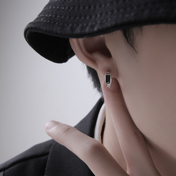 Novi model muških naušnica sa ukrasnim kamenčićima