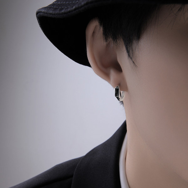 Novi model muških naušnica sa ukrasnim kamenčićima