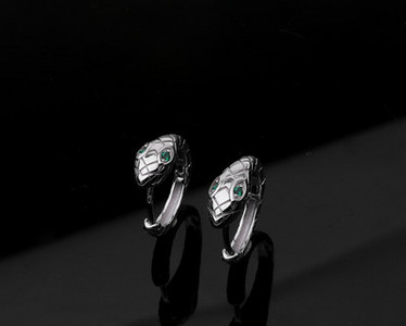 Ασημένια ανδρικά σκουλαρίκια σε σχήμα φιδιού