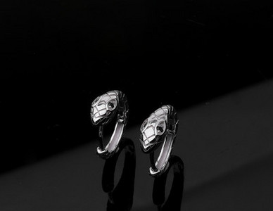 Ασημένια ανδρικά σκουλαρίκια σε σχήμα φιδιού