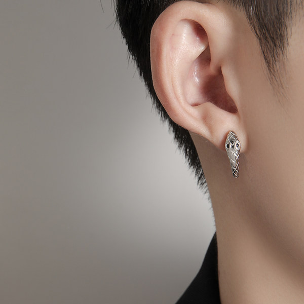 Ασημένια ανδρικά σκουλαρίκια σε σχήμα φιδιού