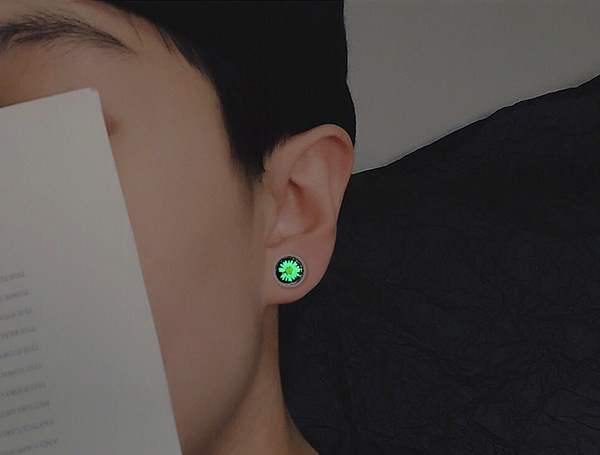 Vīriešu auskari ar ziedu motīvu