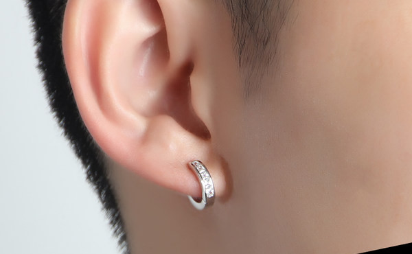 Naujo modelio vyriški auskarai su akmenukais