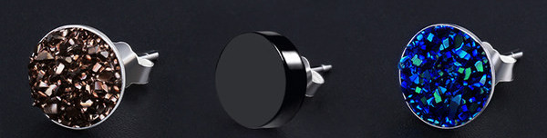 Vairāki vīriešu auskaru modeļi ar dekoratīviem akmeņiem