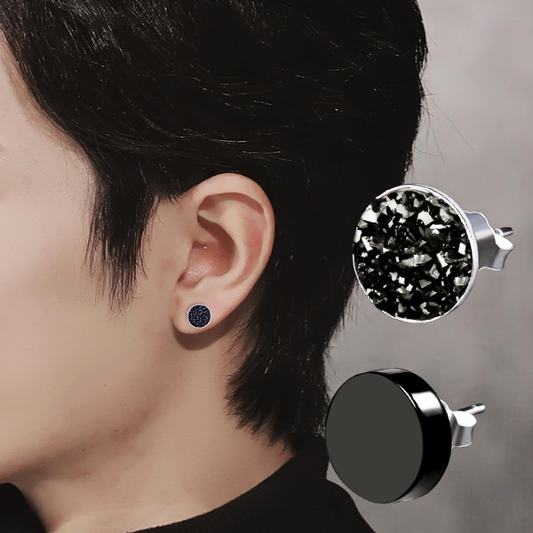 Vairāki vīriešu auskaru modeļi ar dekoratīviem akmeņiem