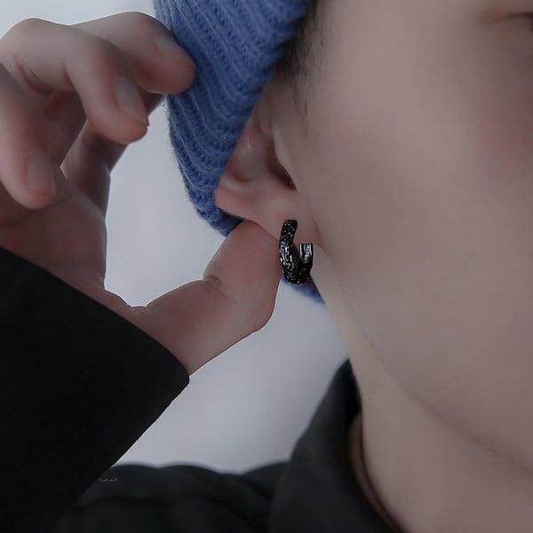 Ανδρικό κρίκο σκουλαρίκι σε μαύρο και ασημί χρώμα