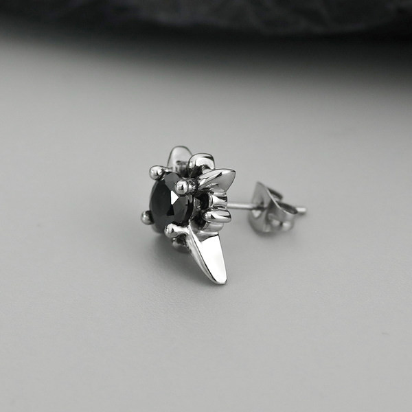 Férfi fülbevaló fekete és ezüst színben