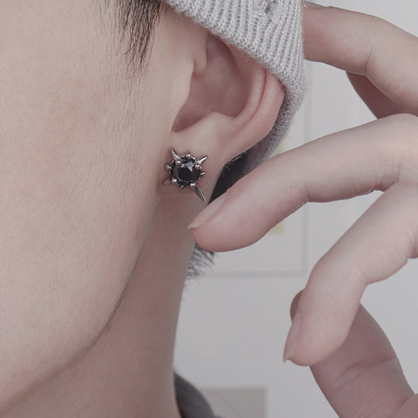 Férfi fülbevaló fekete és ezüst színben