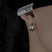 Vyriški auskarai kelių modelių žiedai