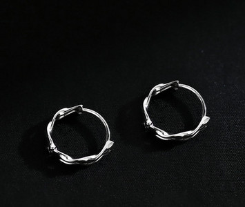 Vyriški auskarai kelių modelių žiedai