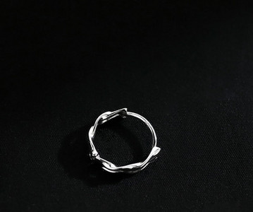 Vyriški auskarai kelių modelių žiedai