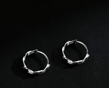 Vyriški auskarai kelių modelių žiedai