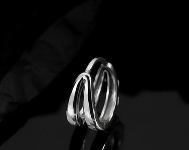 Vyriški auskarai kelių modelių žiedai