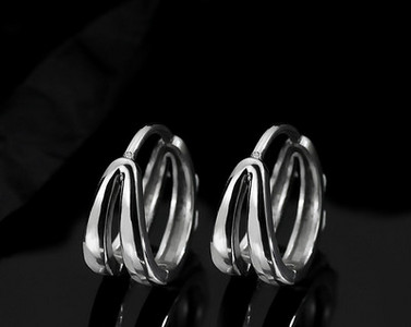 Vyriški auskarai kelių modelių žiedai