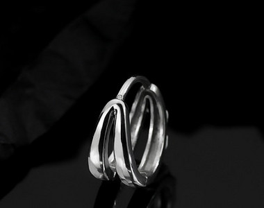 Vyriški auskarai kelių modelių žiedai