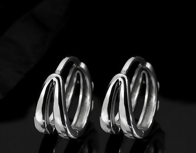 Vyriški auskarai kelių modelių žiedai