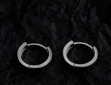 Vyriški auskarai kelių modelių žiedai