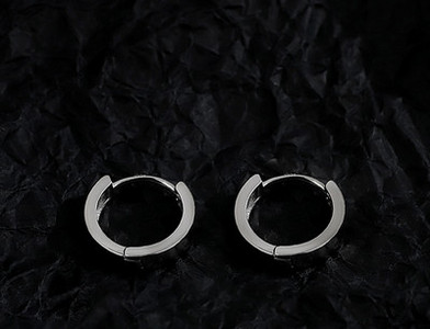 Vyriški auskarai kelių modelių žiedai