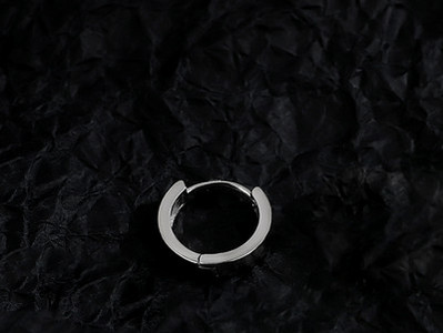 Vyriški auskarai kelių modelių žiedai