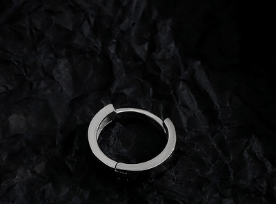 Vyriški auskarai kelių modelių žiedai