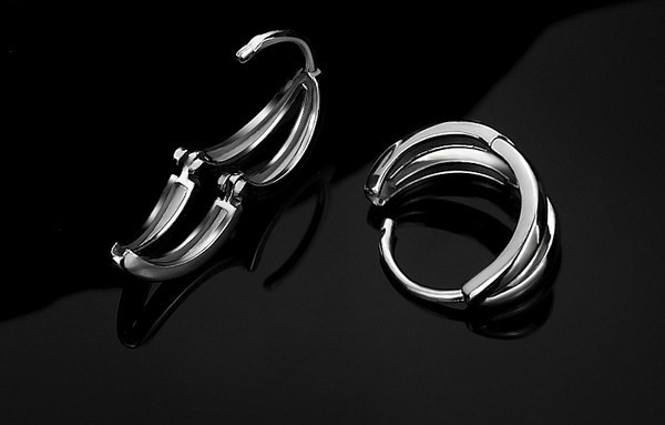 Vyriški auskarai kelių modelių žiedai