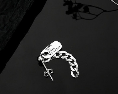 Ανδρικά κομψά σκουλαρίκια με μενταγιόν και επιγραφή