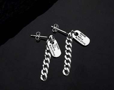 Ανδρικά κομψά σκουλαρίκια με μενταγιόν και επιγραφή