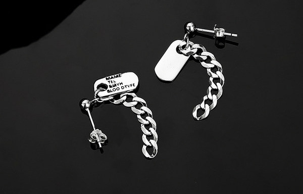 Ανδρικά κομψά σκουλαρίκια με μενταγιόν και επιγραφή