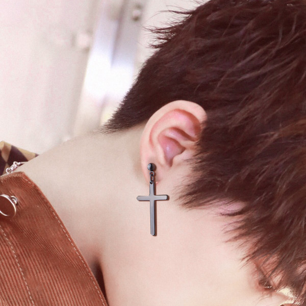 Modern, keresztben függő fülbevaló