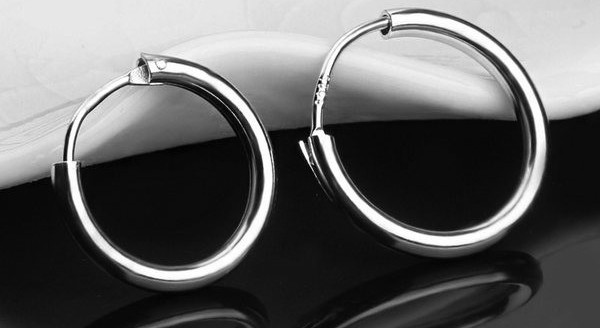 Tiszta modell férfi fülbevaló gyűrűk