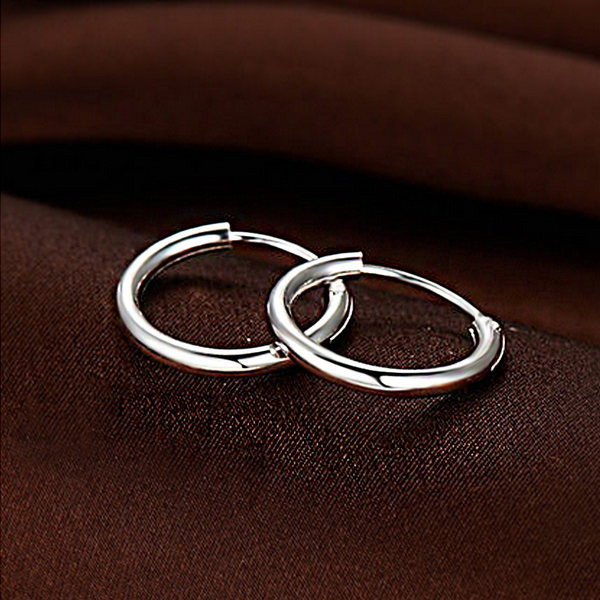 Tiszta modell férfi fülbevaló gyűrűk