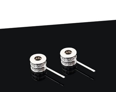 Μοντέρνα ανδρικά σκουλαρίκια δίχρωμα με διακοσμητικές πέτρες