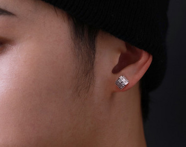 Μοντέρνα ανδρικά σκουλαρίκια δίχρωμα με διακοσμητικές πέτρες