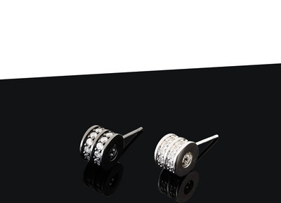 Μοντέρνα ανδρικά σκουλαρίκια δίχρωμα με διακοσμητικές πέτρες