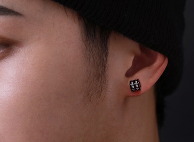 Μοντέρνα ανδρικά σκουλαρίκια δίχρωμα με διακοσμητικές πέτρες