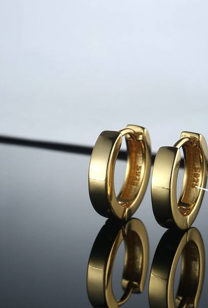Vīriešu auskaru gredzeni zelta krāsā