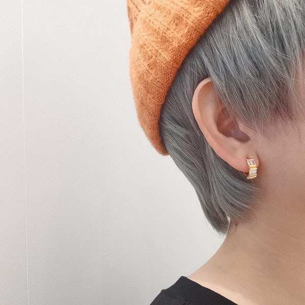 Vīriešu auskaru gredzeni ar dekoratīviem akmeņiem divās krāsās