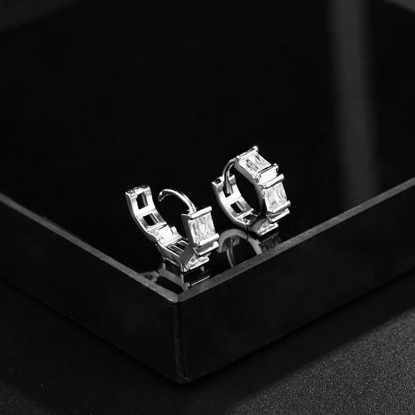 Vīriešu auskaru gredzeni ar dekoratīviem akmeņiem divās krāsās