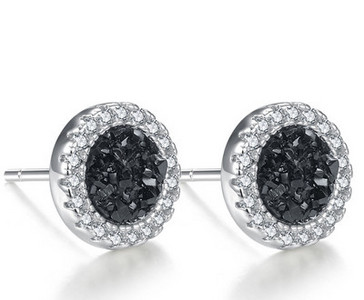 Vīriešu auskari ar apaļu formu un dekoratīviem akmeņiem