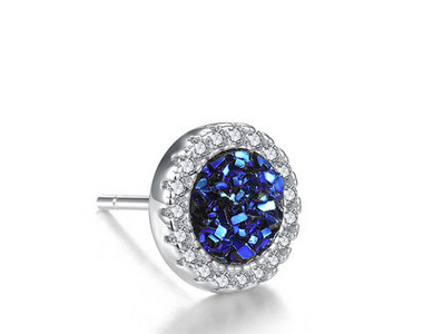 Vīriešu auskari ar apaļu formu un dekoratīviem akmeņiem