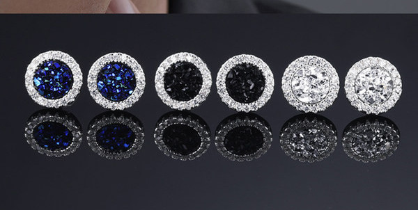 Vīriešu auskari ar apaļu formu un dekoratīviem akmeņiem