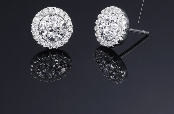 Vīriešu auskari ar apaļu formu un dekoratīviem akmeņiem