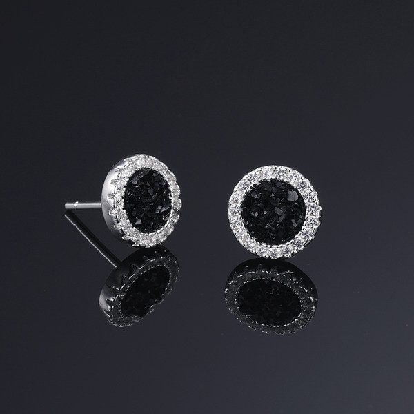 Vīriešu auskari ar apaļu formu un dekoratīviem akmeņiem