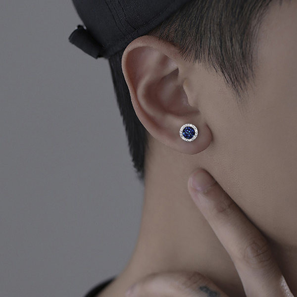 Vīriešu auskari ar apaļu formu un dekoratīviem akmeņiem