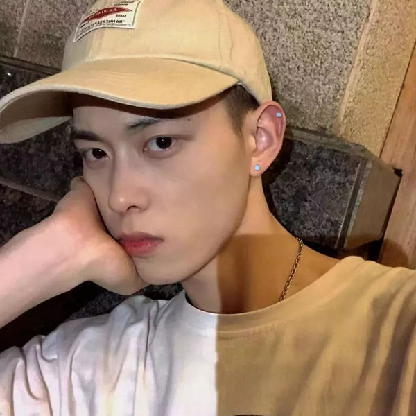 Ümmarguse kujuga meeste kõrvarõngad - hõbedast värvi