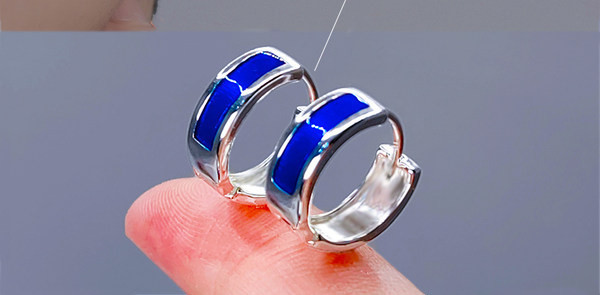 Muške naušnice prstenje sa šarenim ukrasnim kamenčićima